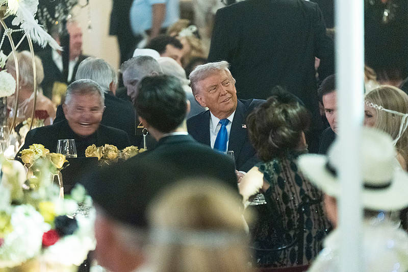 哪个网站可以买篮球
_“了不起的特朗普”花天酒地哪个网站可以买篮球
,4200万美国人却正挨饿