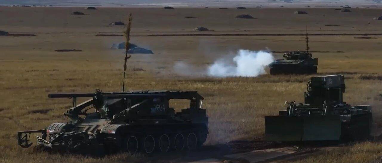 首尔叁星迅雷 vs 安阳正官庄 RB
_大场面！机器狗、无人机开路首尔叁星迅雷 vs 安阳正官庄 RB
，实兵对抗演练画面公布