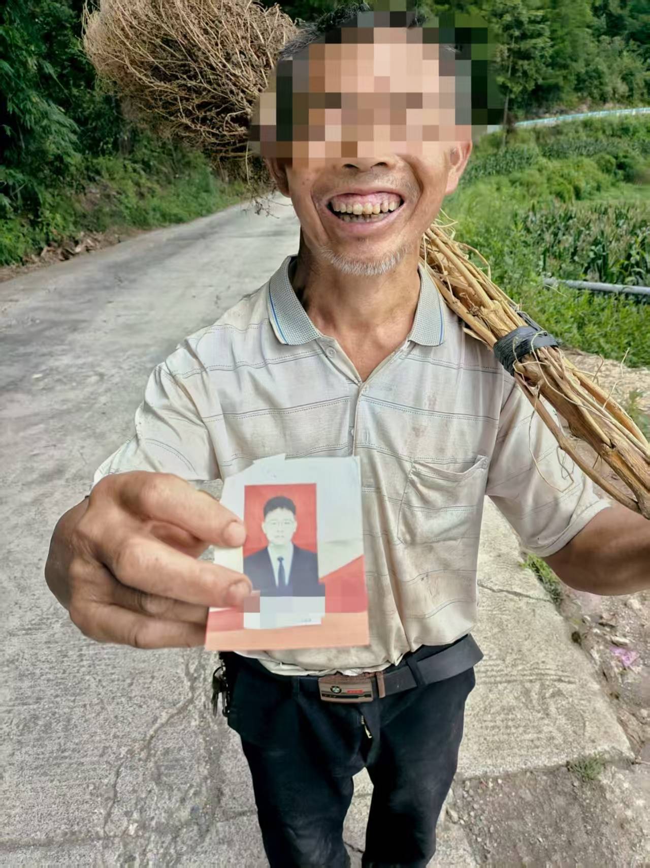皇冠信用網开户
_贵州老伯捡到00后村官丢弃旧照皇冠信用網开户
，误以为重要资料怀揣一月等送还，当事人：超感动