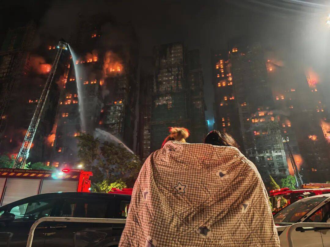 皇冠网址
_香港大埔火灾已造成44人遇难！3人以涉嫌误杀罪被拘捕皇冠网址
，警方：不排除发泡胶是火势迅速蔓延原因；大埔区多所学校停课，临时庇护中心开放