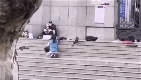 皇冠足球平台代理申请
_中国警察向昆明劫匪下跪皇冠足球平台代理申请
,这一跪,跪出多少人的眼泪