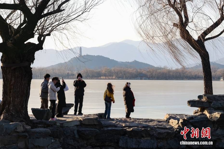 皇冠信用网账号开通_北京颐和园呈现“金光穿洞”景观