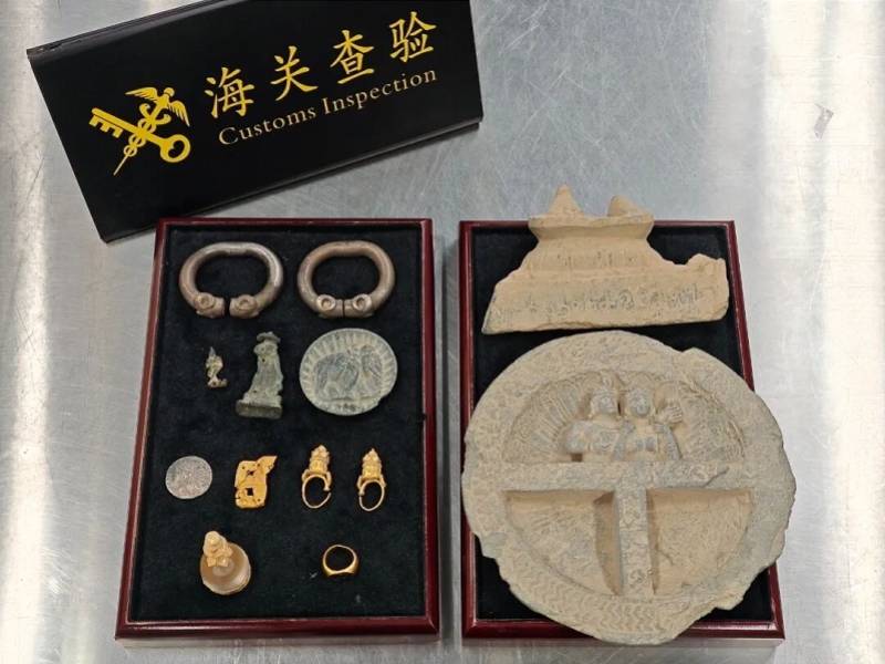 皇冠信用盘平台_外籍男子携带多件文物出境被查皇冠信用盘平台！包括水晶包金小型舍利塔等