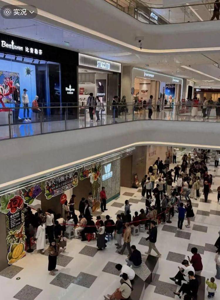 皇冠信用網註冊_海南封关首日皇冠信用網註冊，居民排长队购首批榴莲，超市：每斤78元至98元，价格低于平时的一半