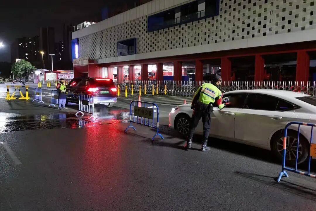 电竞足球-42H GG联赛(2 × 4分钟)_连摔6次电竞足球-42H GG联赛(2 × 4分钟)，抢救无效身亡！广东交警：将严查