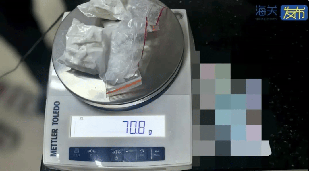 浦和红钻vs新泻天鹅_这你真兜不住浦和红钻vs新泻天鹅！男子裤裆藏毒70余克被查