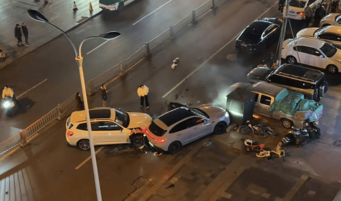 皇冠信用盘申请开通_乐山市区发生一起交通事故：多车及电力设施受损皇冠信用盘申请开通，无人员伤亡 当事司机已被警方控制