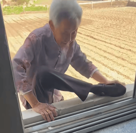 皇冠信用网代理_90岁姥姥为抄近路皇冠信用网代理,徒手翻墙回家,本人回应:我真出息呢