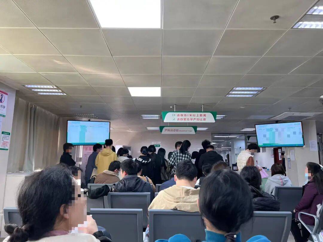 电竞足球_“一波接一波!”有市民投诉在深圳市妇幼遭遇推销电竞足球,记者半小时收3张传单