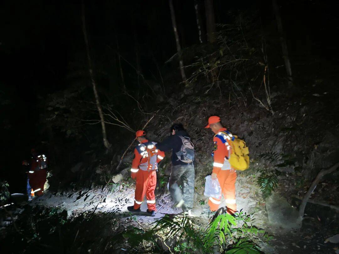 皇冠登3新2管理_广东两女子体力不支皇冠登3新2管理，被驴友抛弃荒野，遭遇惊魂一夜