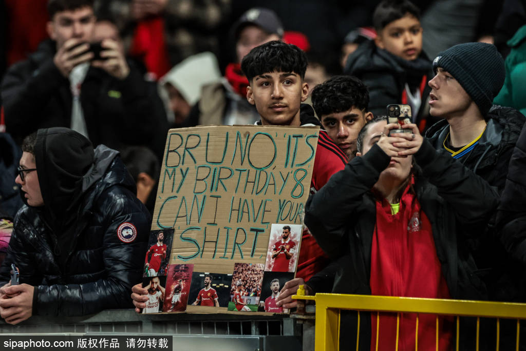 皇冠信用网最高占成_阿什利·扬现身阿森纳主场皇冠信用网最高占成,助威曼联引发球迷热议