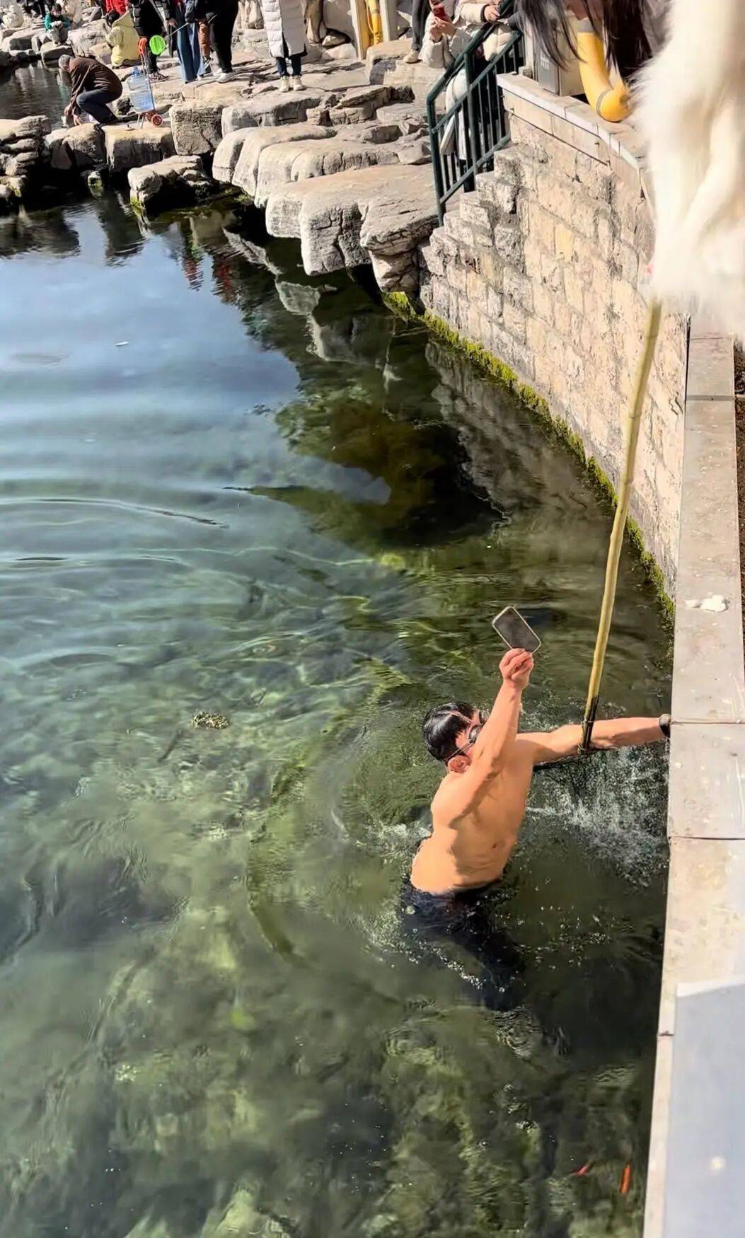 皇冠信用网会员_一个猛子扎下去！济南一游客手机不慎掉进泉水皇冠信用网会员，男子“硬核打捞”！很多人羡慕“这机会有点难得”