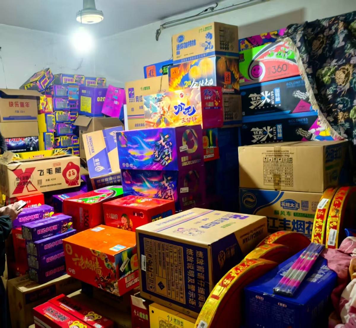 皇冠信用最新地址_赶赴宜昌抓获第四名嫌疑人皇冠信用最新地址!武昌警方今年累计缴获烟花爆竹4963件