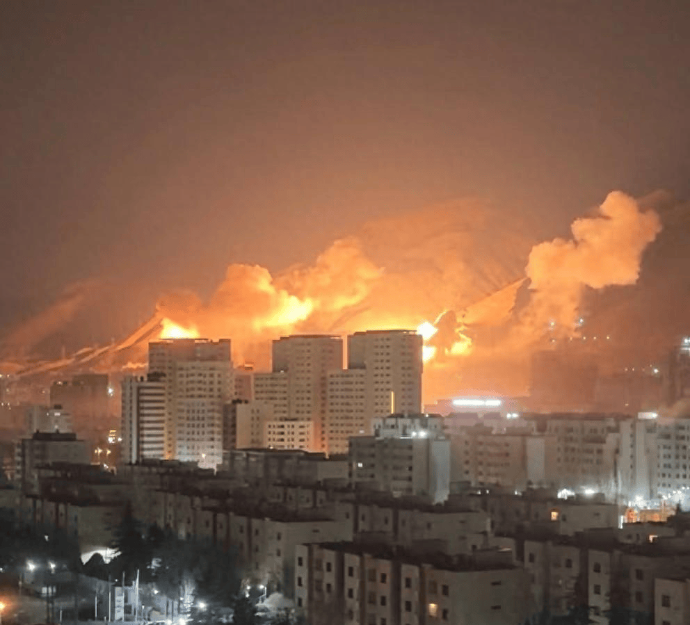 皇冠信用网怎么代理_破釜沉舟！伊朗发射子母弹猛轰皇冠信用网怎么代理，击落37架无人机，中东被炸成火海