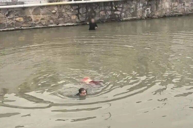 信用网怎么注册_上海一女子与丈夫视频时发生争吵情绪失控信用网怎么注册,留下诀别的话突然断联!随后被发现漂浮在河中一动不动,民警狂奔跳水救援,目前该女子已无大碍