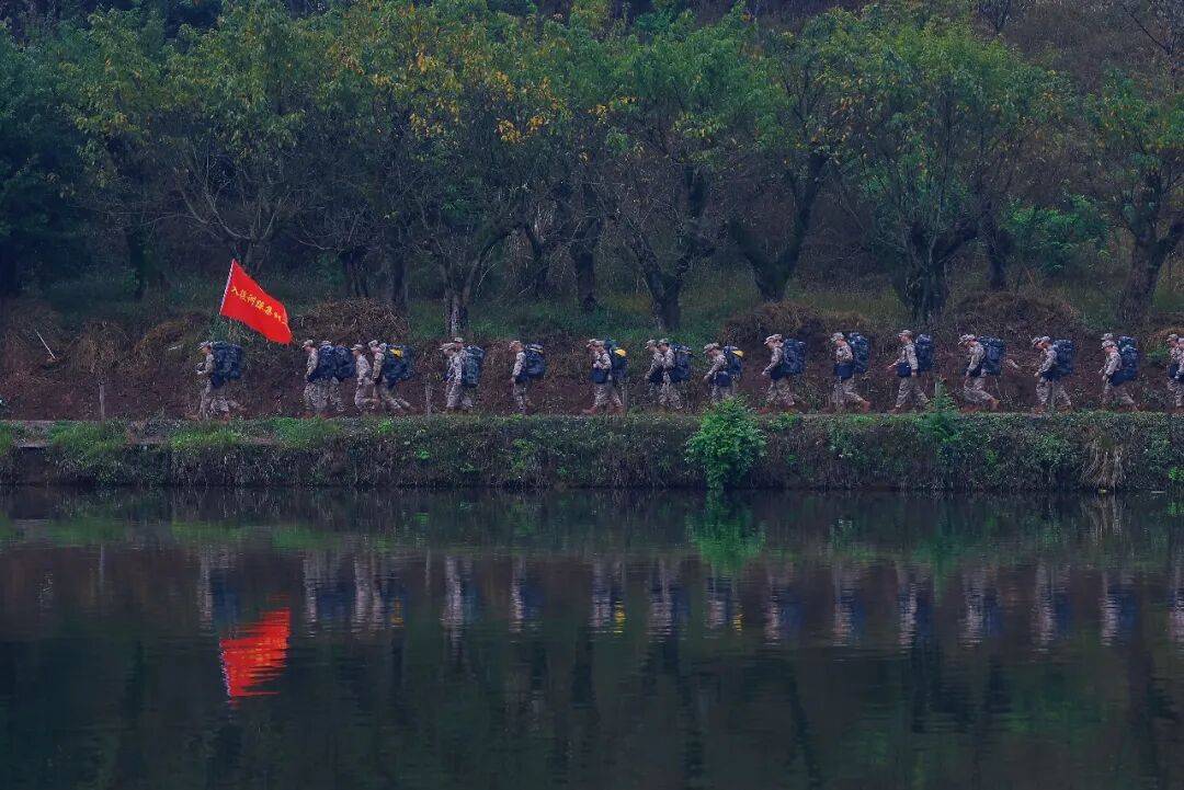 皇冠足球管理平台出租_58岁皇冠足球管理平台出租，她穿上迷彩，被授予预备役大校军衔