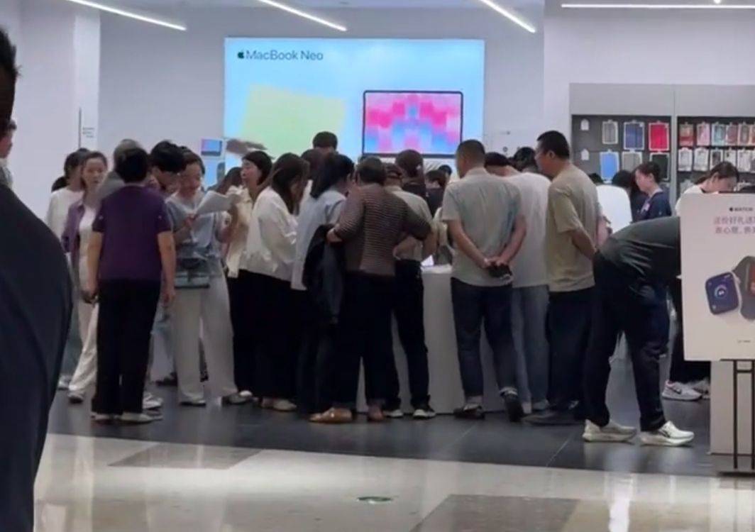 皇冠信用版_高考结束后几小时皇冠信用版，苹果授权专营店火爆场面堪比过年，不少家长带考生购买电子产品，有家长花两万多元给孩子购入“苹果四件套”