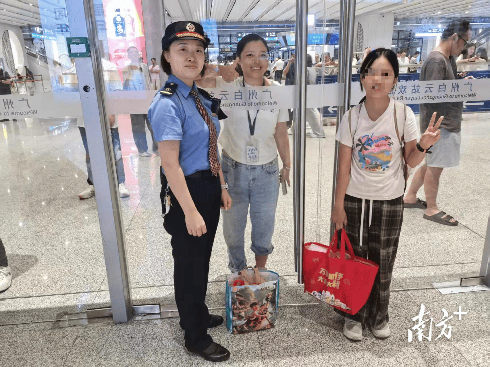 皇冠现金网_12岁女孩独自乘火车皇冠现金网，南雄—广州列车长当起“临时家长”