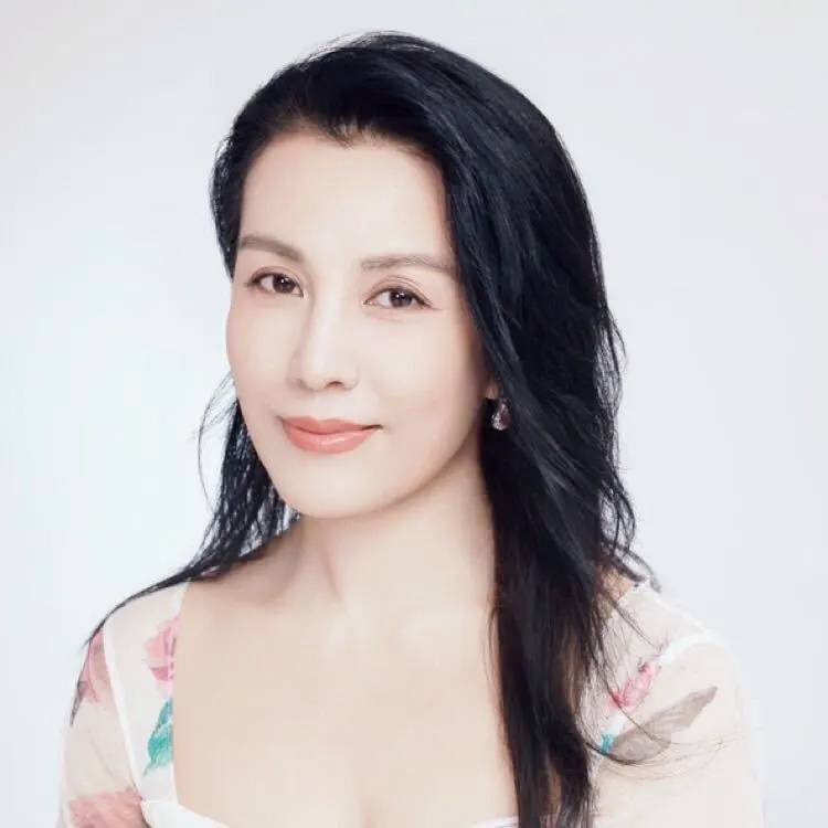 欧冠足球_52岁女演员遭人生重创：被前夫坑到倾家荡产、负债600万欧冠足球，如今在横店拍短剧还债，称若没戏拍“最坏打算就是摆地摊卖韭菜盒子”