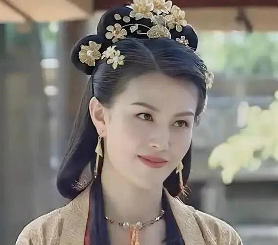 欧冠足球_52岁女演员遭人生重创：被前夫坑到倾家荡产、负债600万欧冠足球，如今在横店拍短剧还债，称若没戏拍“最坏打算就是摆地摊卖韭菜盒子”