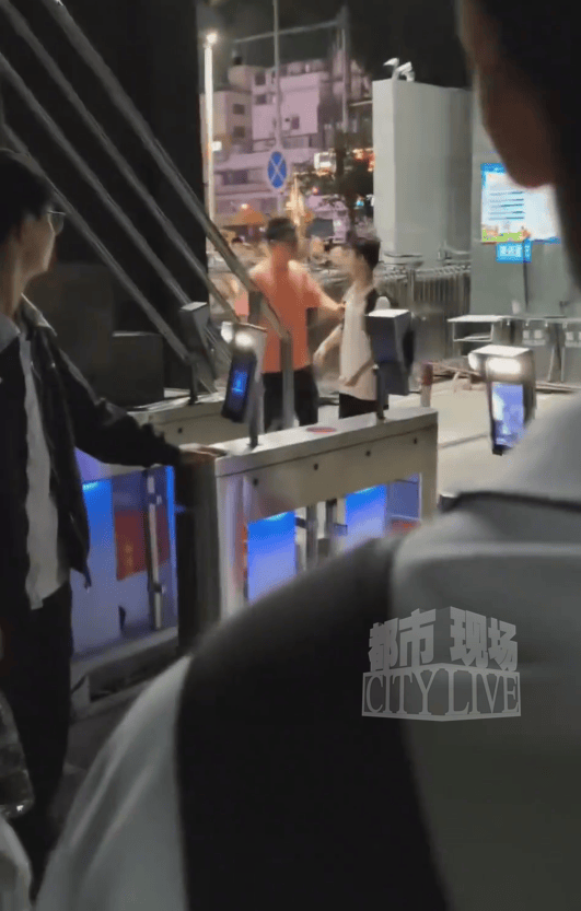 华盛顿奇才 v 密尔沃基雄鹿 _“广西梧州一中学老师阻止学生离校华盛顿奇才 v 密尔沃基雄鹿 ，并在校门口破口大骂”，校方通报：情况属实