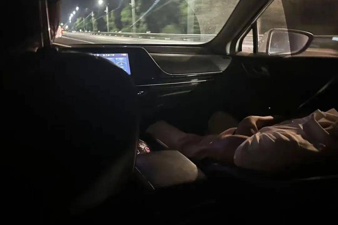 塞尔维亚超级联赛_女子打顺风车从上海回杭州塞尔维亚超级联赛，司机半路称困竟让乘客开车并承担68元高速费，车费全额收取，平台致歉退款